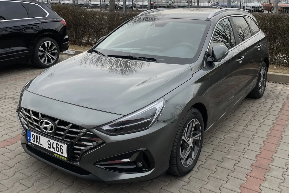 Šedý Hyundai i30 při kontrole před koupí