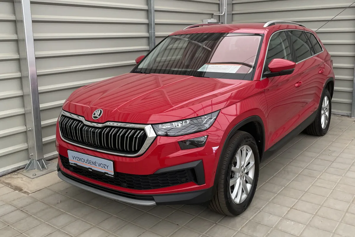 Červená Škoda Kodiaq při kontrole