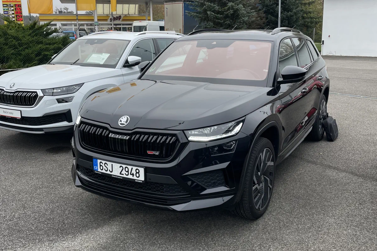 Černá Škoda Kodiaq při kontrole před koupí