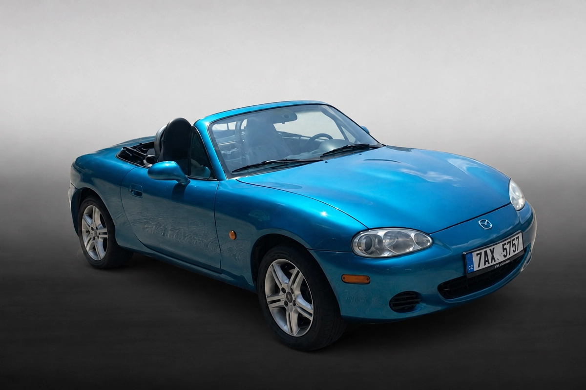 Modrá Mazda MX-5 s otevřenou střechou